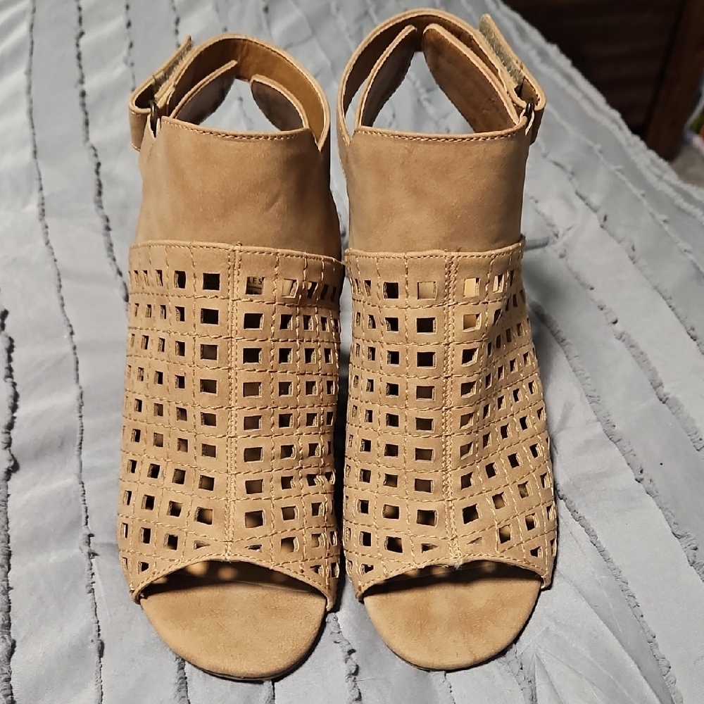 Tan Sandals with Intricate Lattice Design